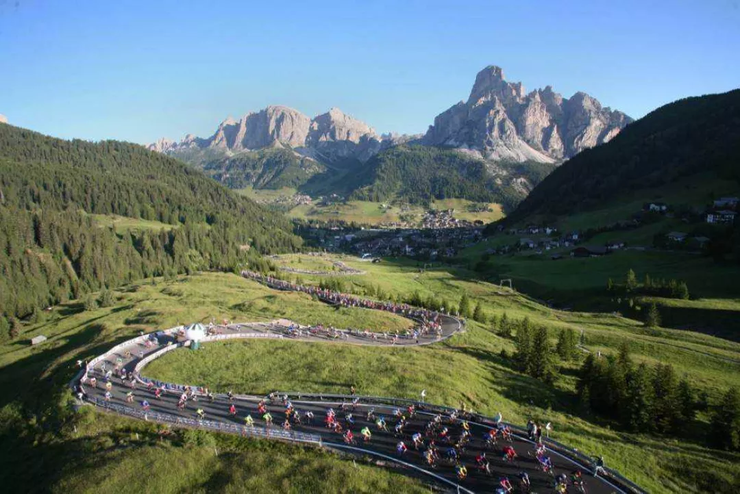 Maratona dles Dolomites Campolongo Pass 1000x666
